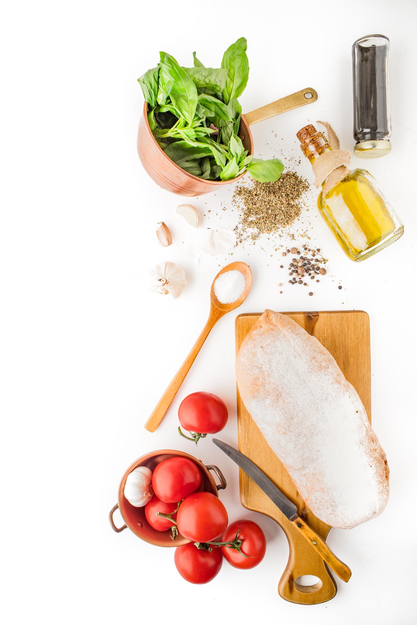 Composizione di ingredienti freschi sul tavolo