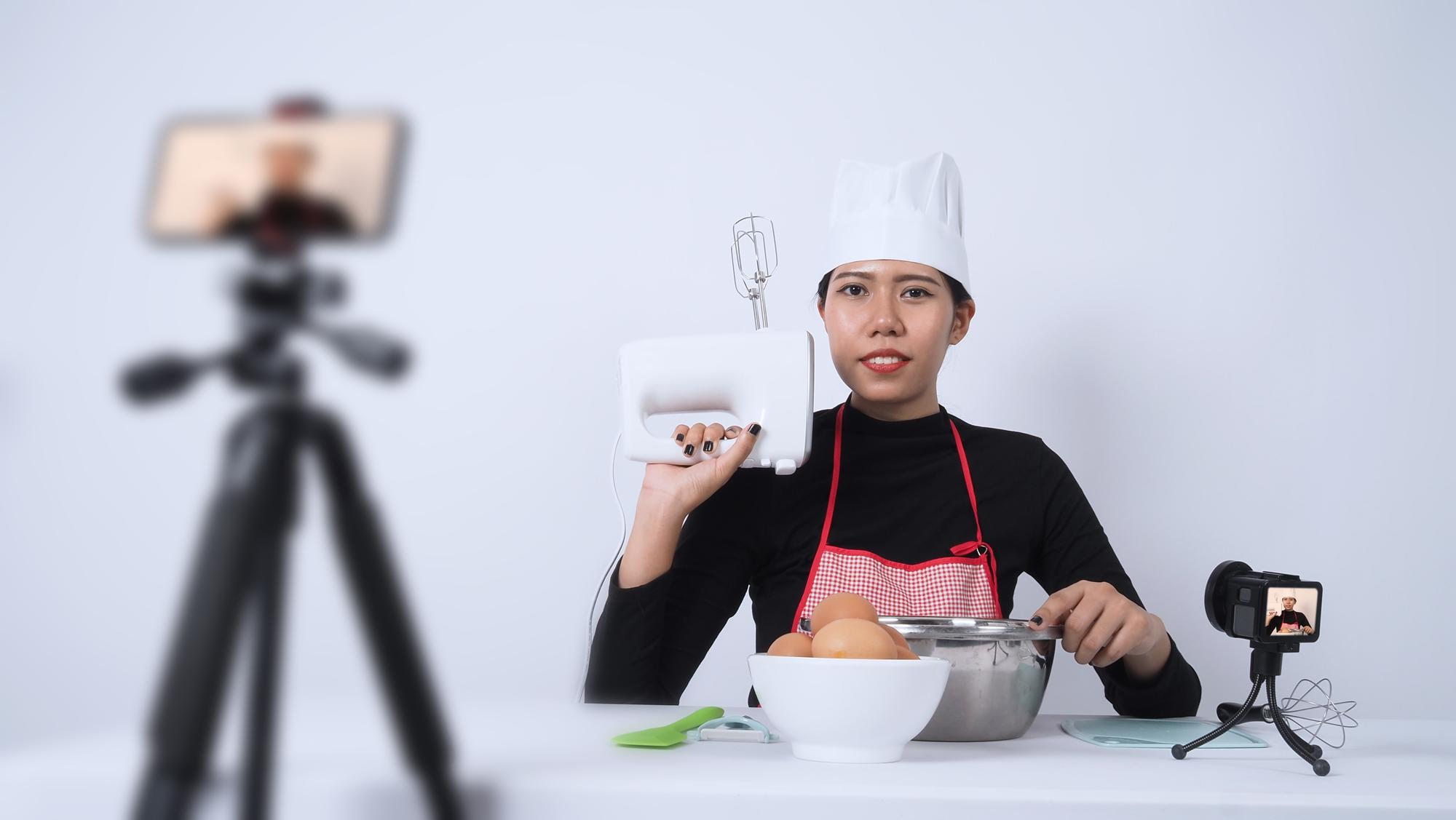 Chef che insegna tecniche con telecamera